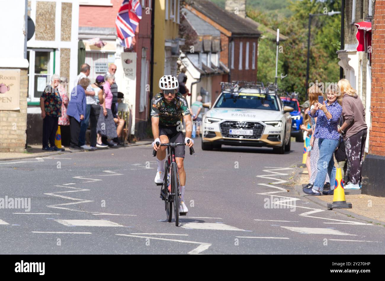 Il tour in bicicletta della 6a tappa della Gran Bretagna da Lowestoft a Felixstowe. Edouard Bonnefoix del team Global 6 United in sella al Wickham Market. Foto Stock