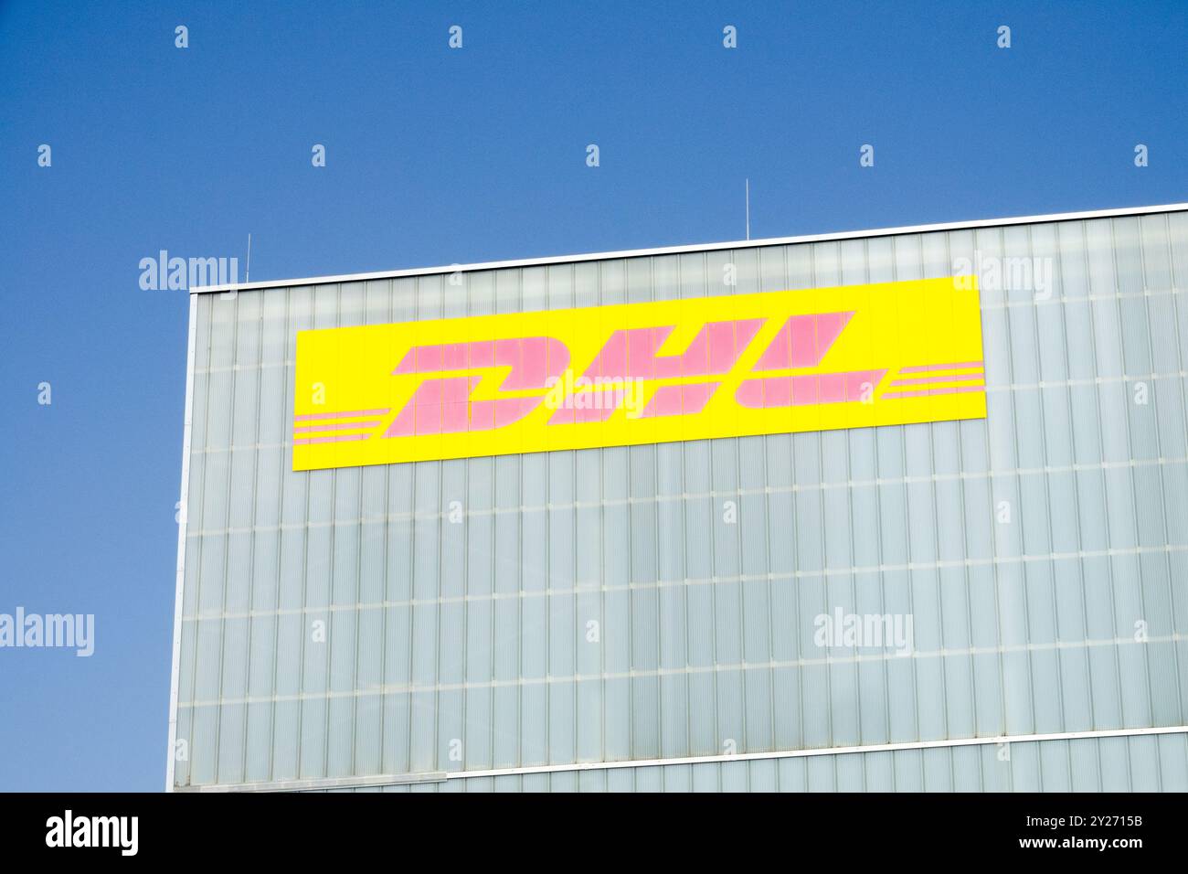 DHL Company Logo Warehouse Building Logistics Distribution Center Leipzig Hub, Germania Europa Foto Stock
