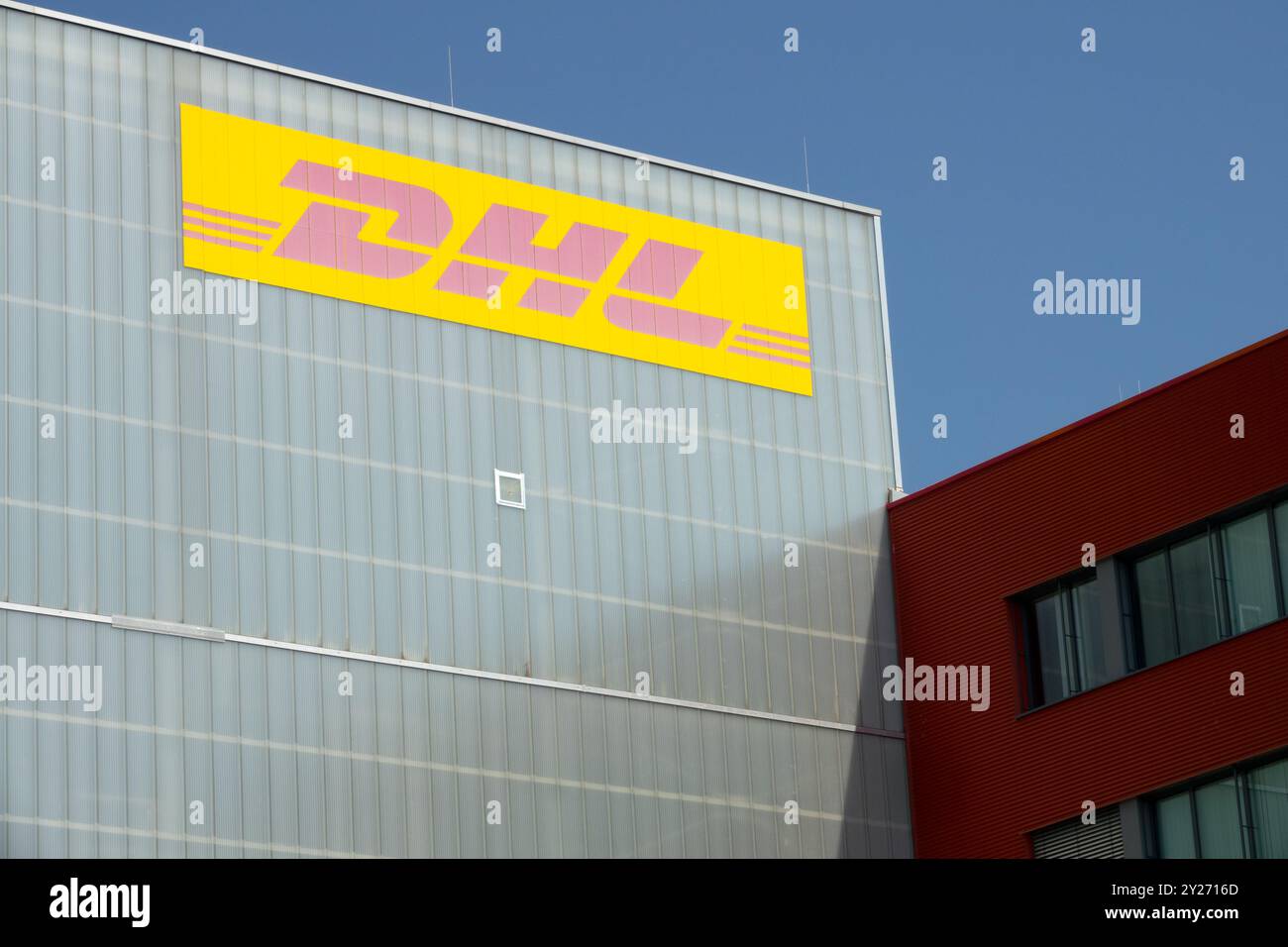 DHL Company Logo Warehouse Building Logistics Distribution Center Leipzig Hub, Germania Europa Foto Stock