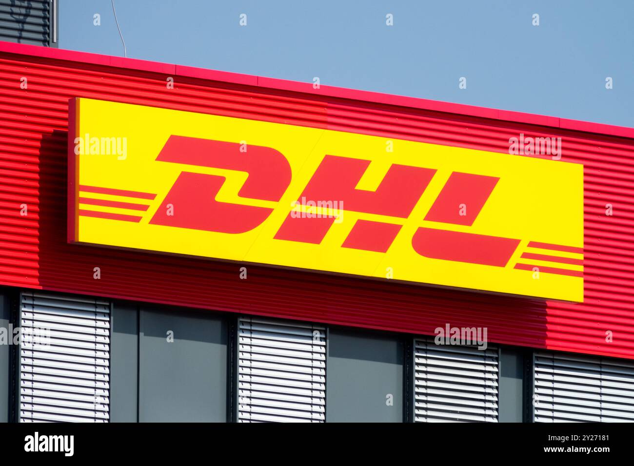 Lipsia cartellonistica DHL Germania Europa Logo DHL di Global Business Logistics Company Lipsia Gemania Foto Stock