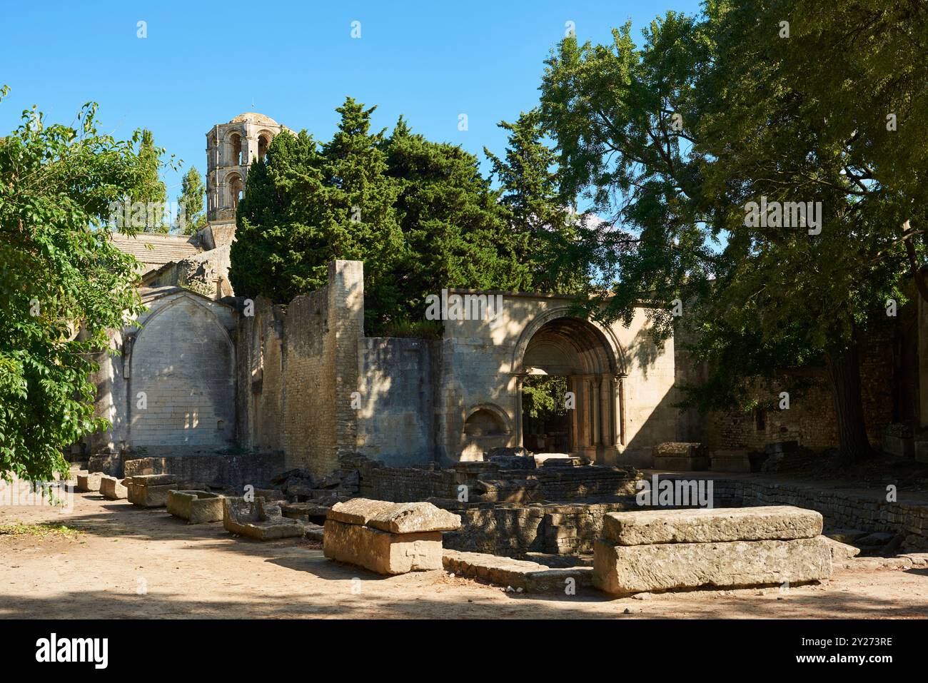 Cimitero Les Alyscamps e l'antica chiesa di St Honorat ad Arles, Provenza, Francia meridionale Foto Stock