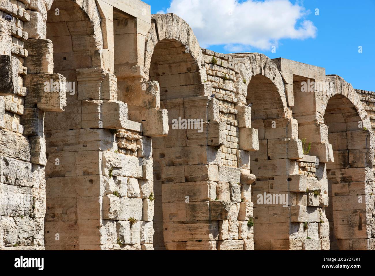 Archi sull'antico anfiteatro romano del i secolo d.C. ad Arles, Provenza, Francia Foto Stock