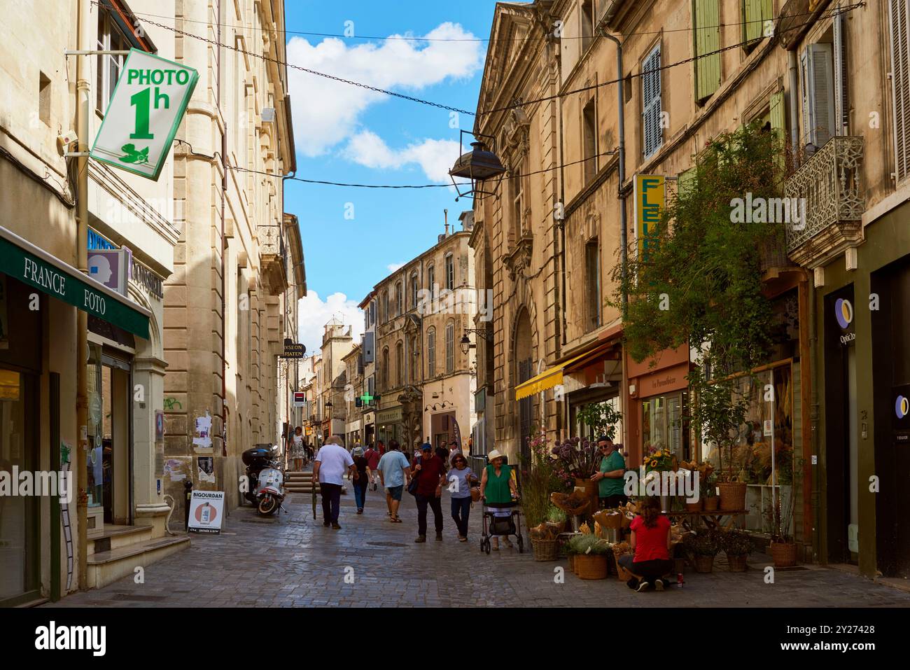 Rue de la Republique nel centro di Arles, Provenza, Francia, con i pedoni Foto Stock