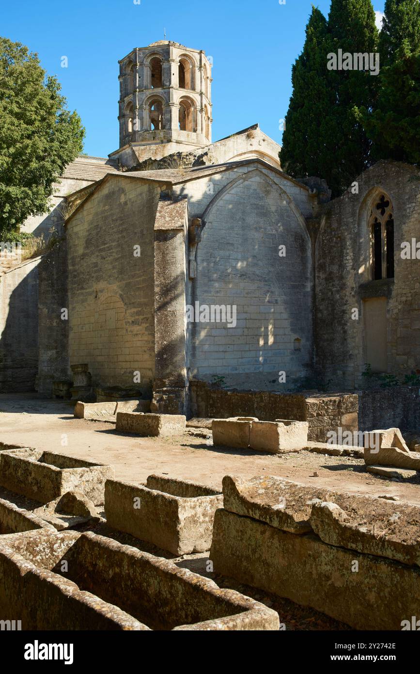 Les Alyscamps, Arles, Provenza, Francia, con la torre della chiesa in rovina di St Honorat Foto Stock