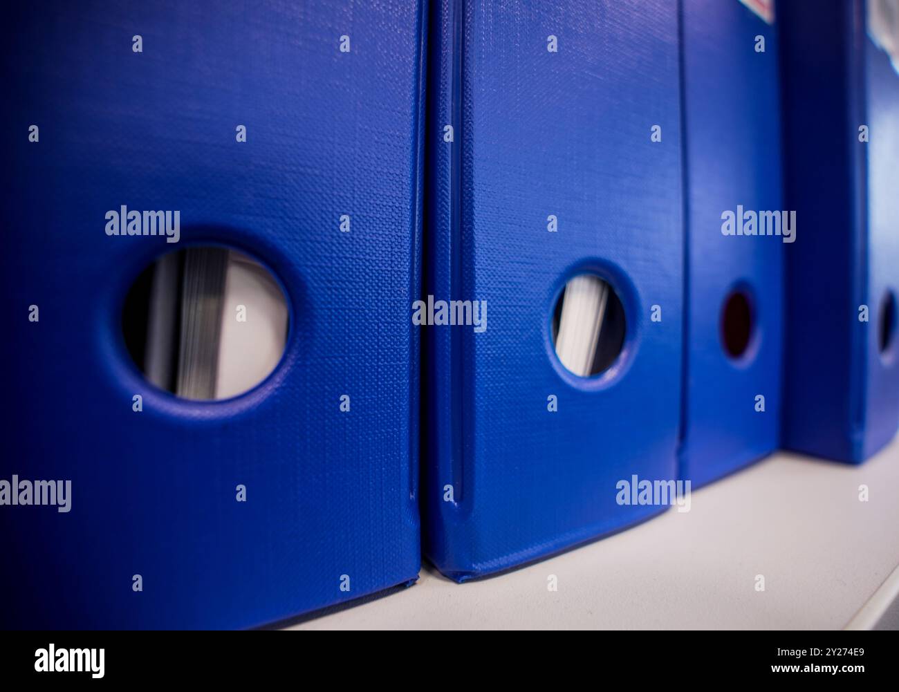 Cartelle blu in piedi senza persone Foto Stock