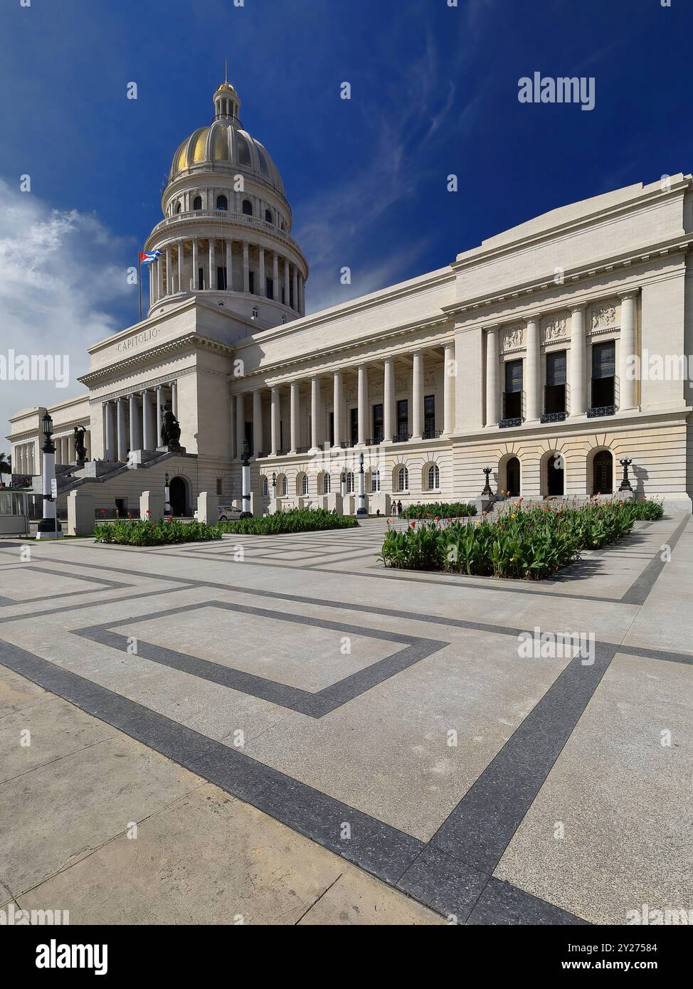 688 Campidoglio Nazionale in cima a una scala di 56 gradini che conduce a un portico di 12 colonne ioniche di granito, sormontato da una cupola dorata rivestita in pietra. L'Avana-Cuba. Foto Stock