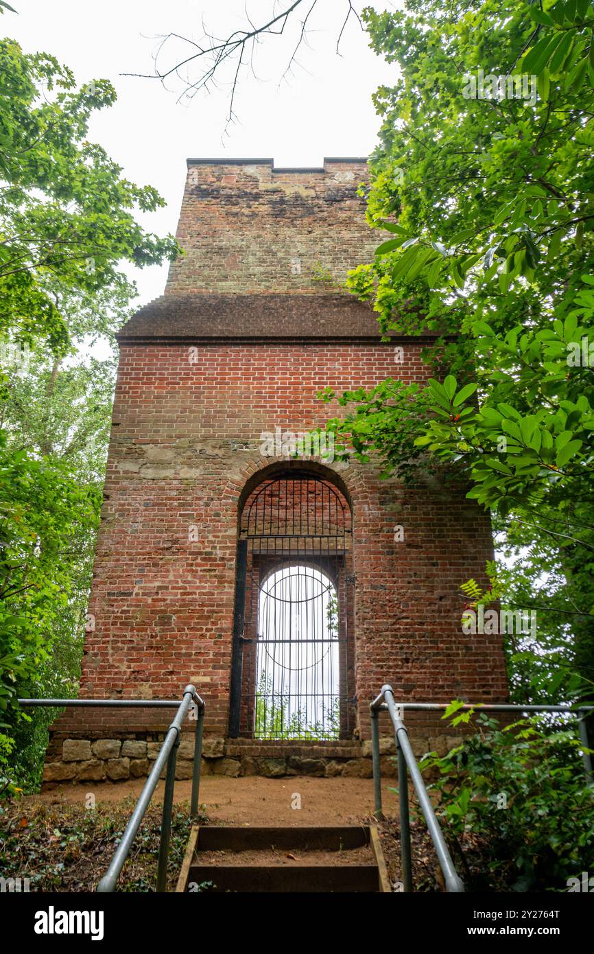 Camberley Obelisk, una follia del XVIII secolo, punto di riferimento storico su una collina boscosa nel Surrey, Inghilterra, Regno Unito. Edificio classificato di grado II Foto Stock