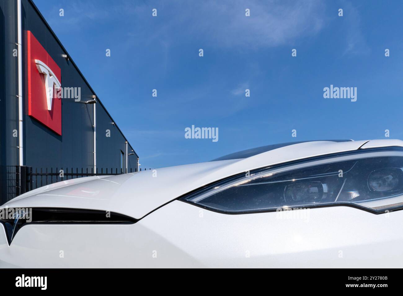 Tesla Model S presso il negozio Tesla di Wezep, Paesi Bassi Foto Stock