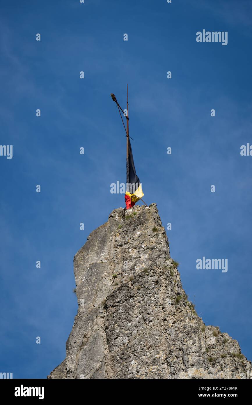 Strada rurale che attraversa l'imponente Bayard Rock, in direzione della città di Dinant lungo il fiume Mosa, nella provincia di Namur, Vallonia, Belgio Foto Stock