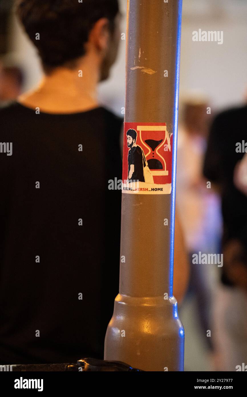 Un poster di Hersh Goldberg-Polin, un ostaggio israeliano-americano assassinato da Hamas, esposto alla protesta di Tel Aviv del 7 settembre 2024 per un accordo con gli ostaggi Foto Stock