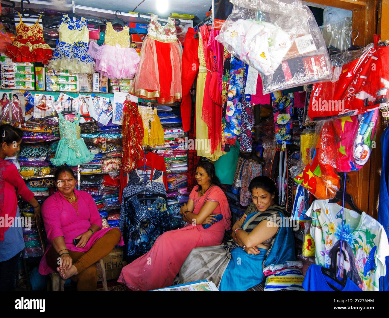 Donne indiane in un negozio, Kaladhungi, Uttarakhand, India Foto Stock