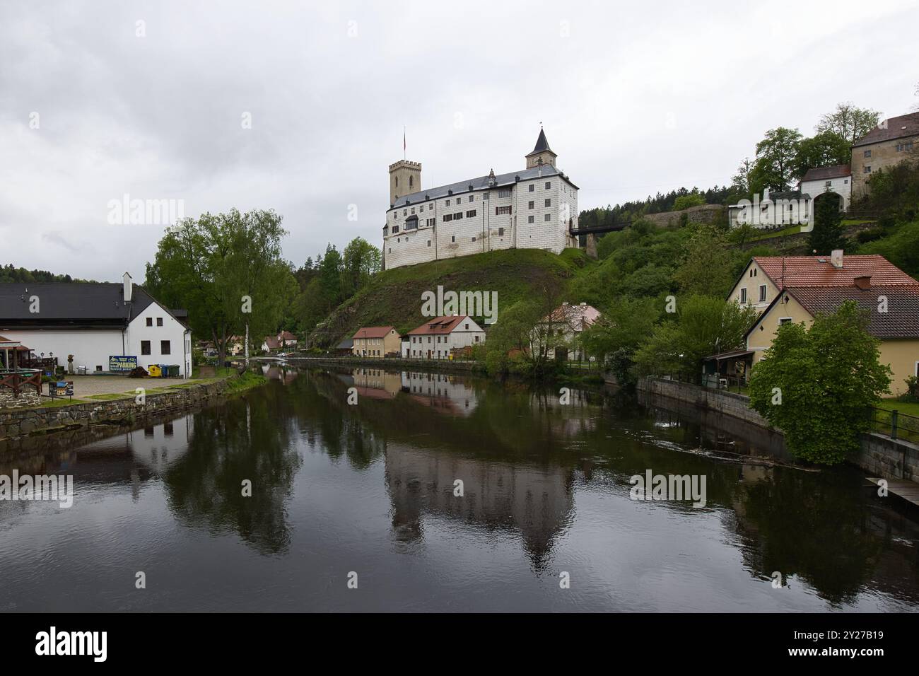 Rožmberk nad Vltavou con il castello sul fiume Moldava. Foto Stock