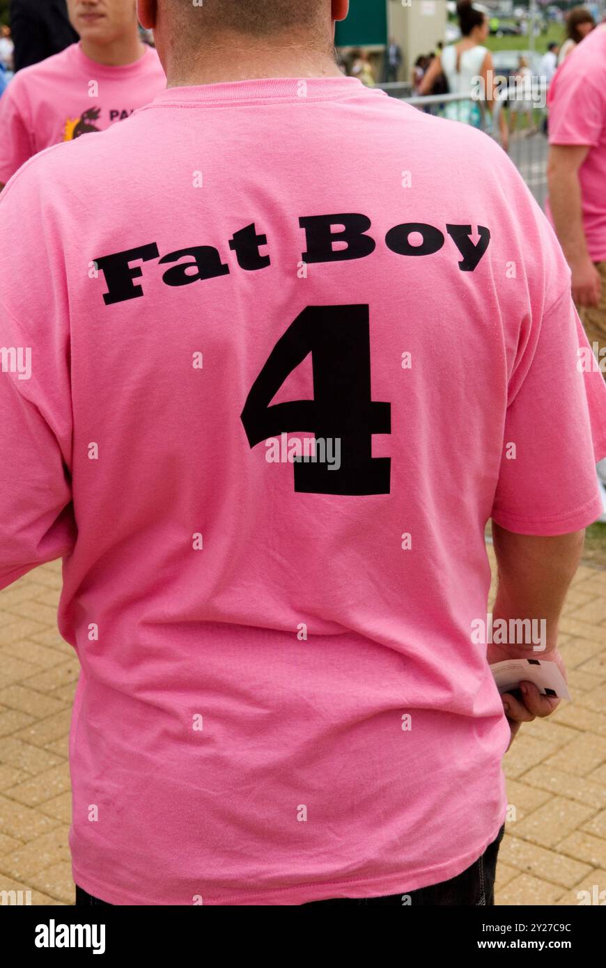 È richiesto un abbigliamento da fare a Mans Stag. Abbigliamento personalizzato per feste di addio al celibato, i nomi dei partecipanti sono stampati sul retro delle magliette rosa. Gli uomini si riuniscono solo al Derby. Epsom Down, Surrey Inghilterra 2012 UK 2010s HOMER SYKES. Foto Stock