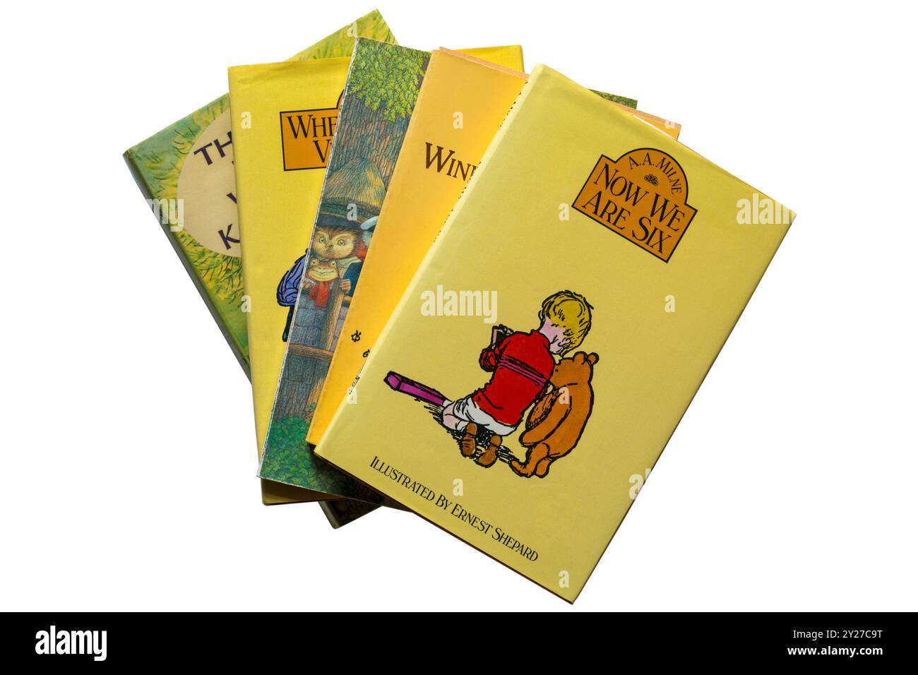 Selezione di libri per bambini con Now We Are Six libro di A Milne in cima isolato su sfondo bianco Foto Stock