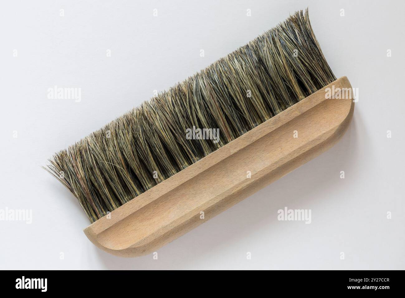 Spazzola per tappezzeria isolata su sfondo bianco - per appendere la carta da parati, levigare la carta da parati, decorare con il fai da te Foto Stock