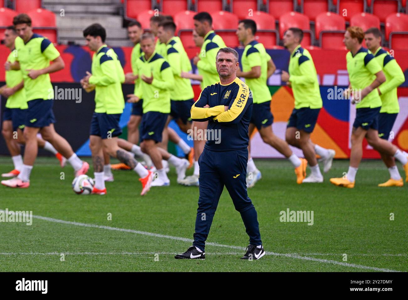 Praga, Repubblica Ceca. 9 settembre 2024. Serhiy Rebrov allenatore dell'Ucraina (centro) in azione durante la sessione di allenamento prima della Cechia vs Ucraina, 2 ° turno partita dal gruppo B1 della Nations League a Praga, Repubblica Ceca, 9 settembre 2024. Crediti: Michal Kamaryt/CTK Photo/Alamy Live News Foto Stock