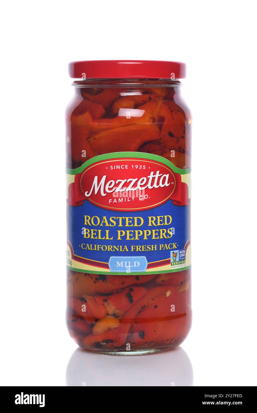 IRVINE, CALIFORNIA - 6 SETTEMBRE 2024: Un barattolo di Mezzetta Roasted Red Bell Peppers, Mild. Foto Stock