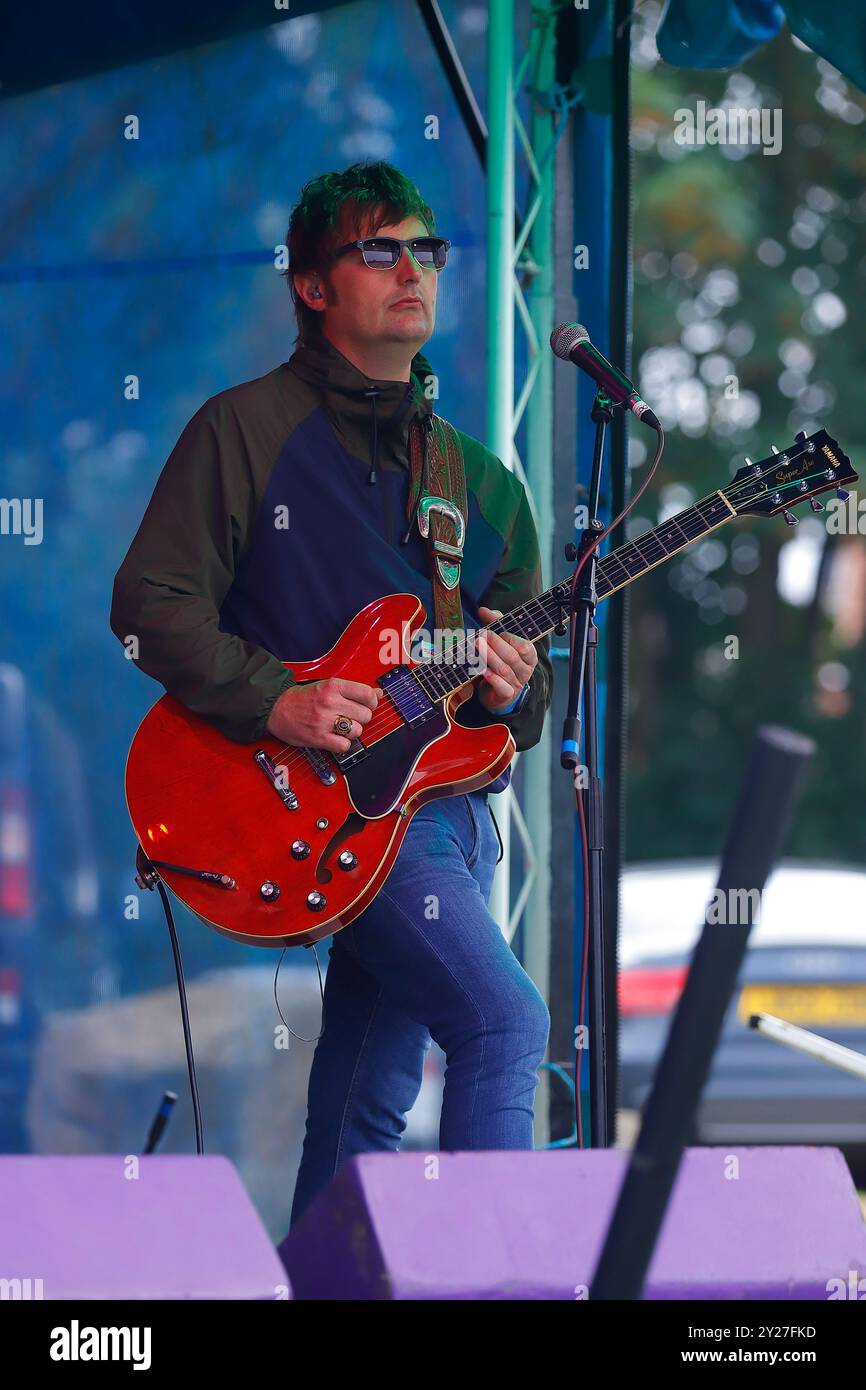 Paul Mitchell interpreta Noel Gallagher nella tribute band degli Oasis Foto Stock