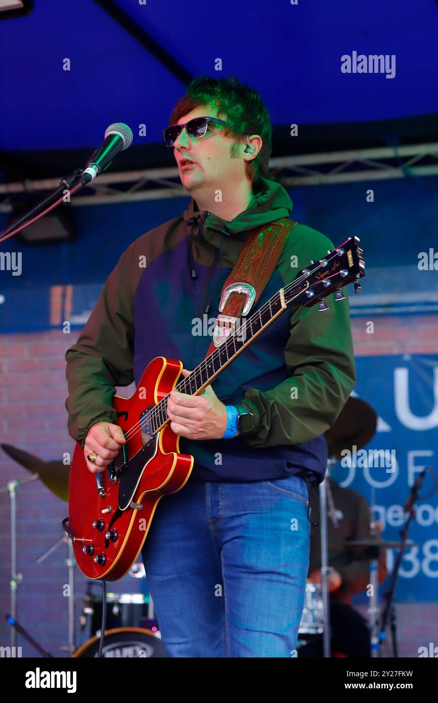 Paul Mitchell interpreta Noel Gallagher nella tribute band degli Oasis Foto Stock