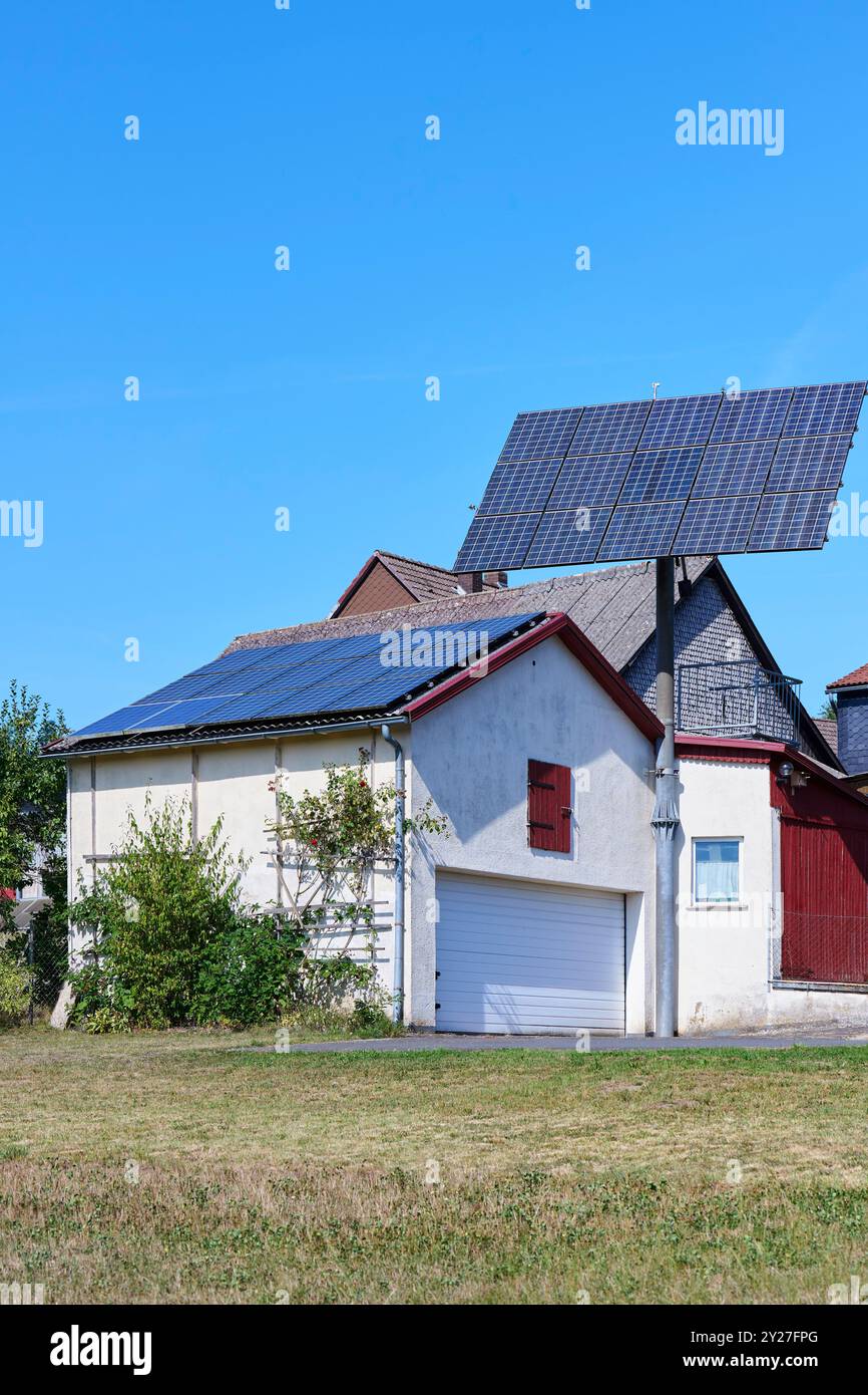 Solarpanel auf einem Ständer vor einer Garage im Sonnenlicht Foto Stock