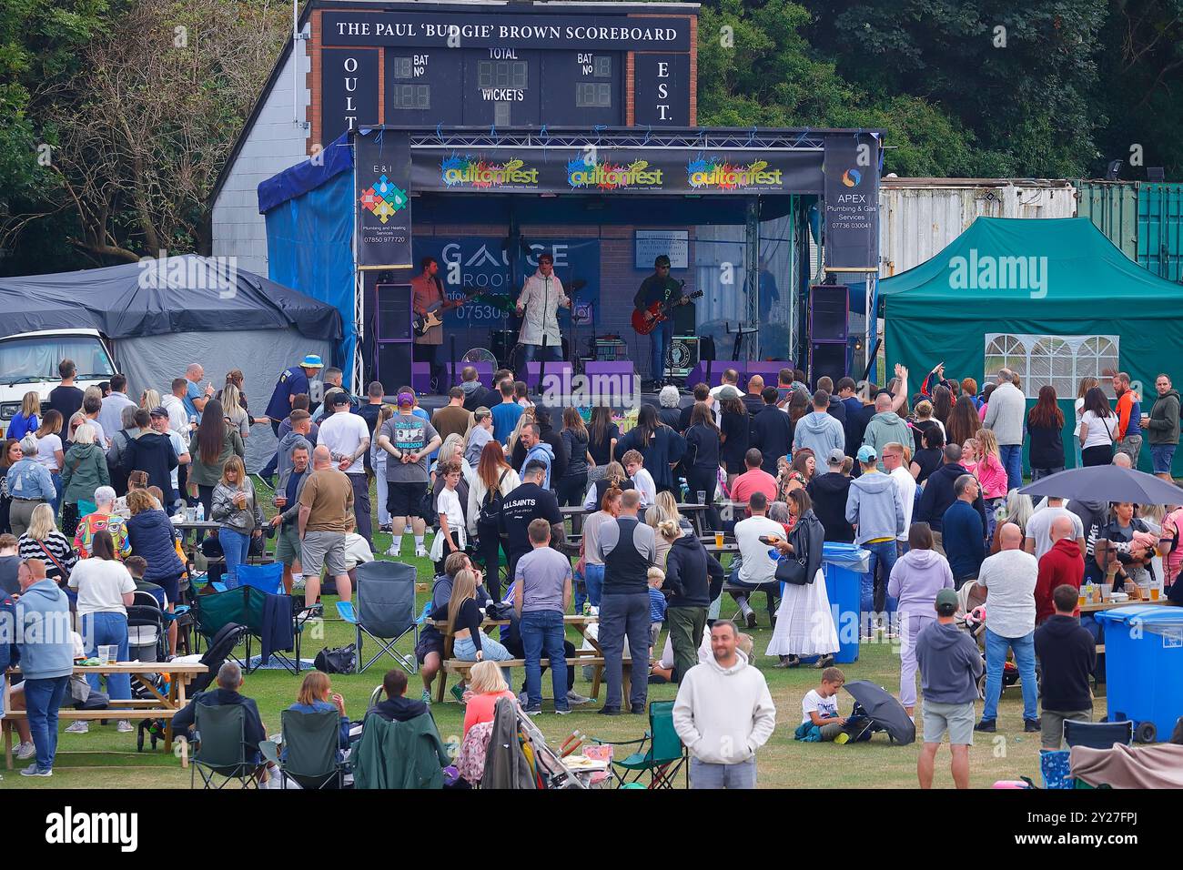La tribute band 'Definitely Mightbe' si esibisce sul palco all'Oultonfest di Leeds, West Yorkshire, Regno Unito Foto Stock