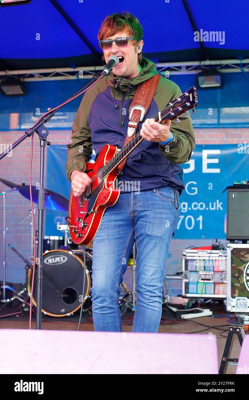 Paul Mitchell interpreta Noel Gallagher nella tribute band degli Oasis Foto Stock