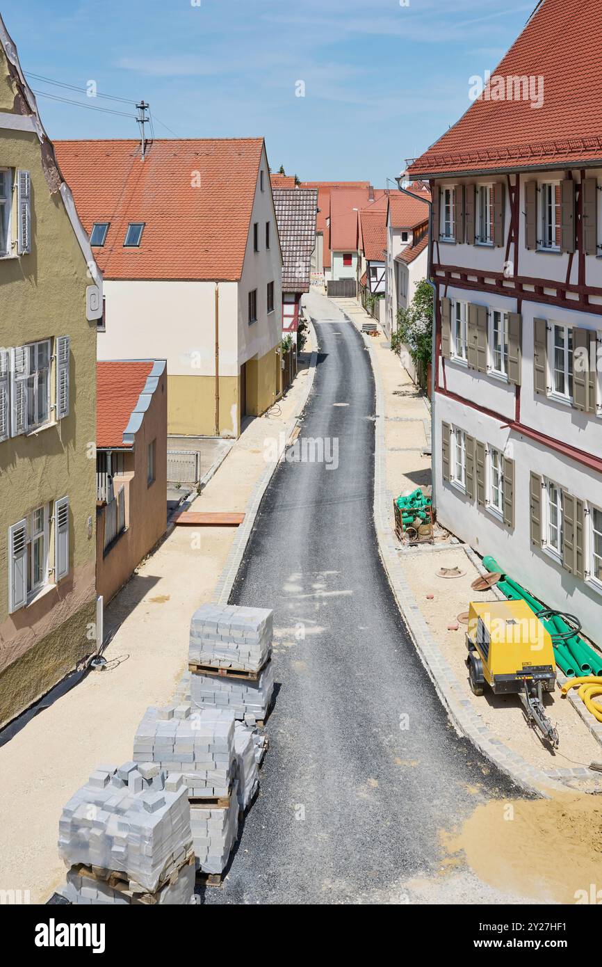 Straßensanierung einer engen Straße im historischen Zentrum Nördlingens Foto Stock
