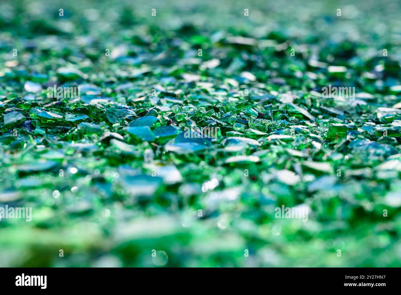 Grüne Glasscherben im Sonnenlicht Foto Stock