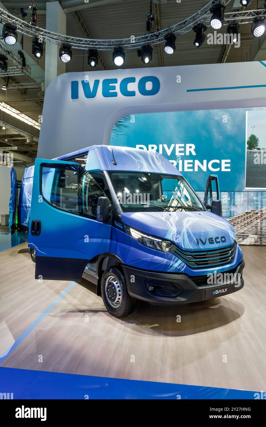 Pulmino elettrico Iveco eDaily L2 H2 al Salone dell'automobile IAA di Hannover. Germania - 20 settembre 2022 Foto Stock