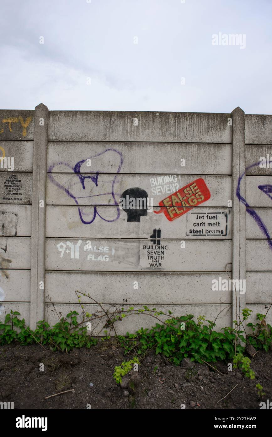 9/11 teoria della cospirazione graffiti sul muro a Wolverhampton Foto Stock