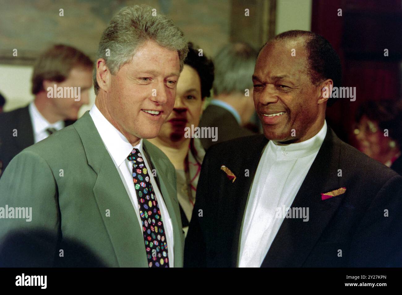 U. Il presidente Bill Clinton, a sinistra, saluta D.. C Mayor Marion Barry, giusto, dopo aver firmato un pacchetto di salvataggio per il Distretto di Columbia presso la sala Roosevelt della Casa Bianca, 17 aprile 1995 a Washington, DC la legge stabilisce un Consiglio di sorveglianza e aiuti finanziari per prevenire il fallimento della capitale. Foto Stock