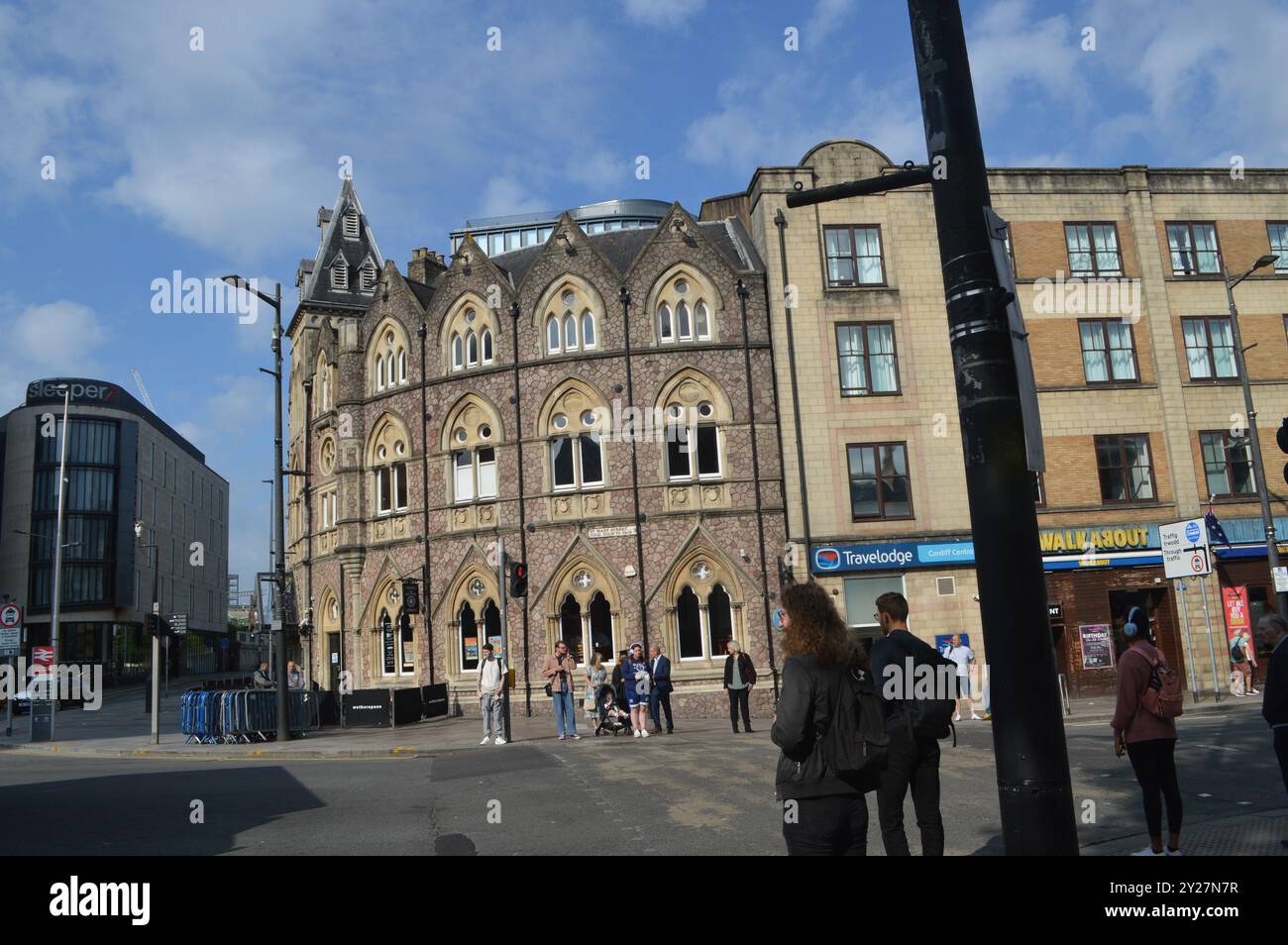 Wetherspoon The Great Western Pub, Travelodge Hotel e Walkabout Bar in St Mary Street. Cardiff, Galles, Regno Unito. 18 luglio 2024. Foto Stock