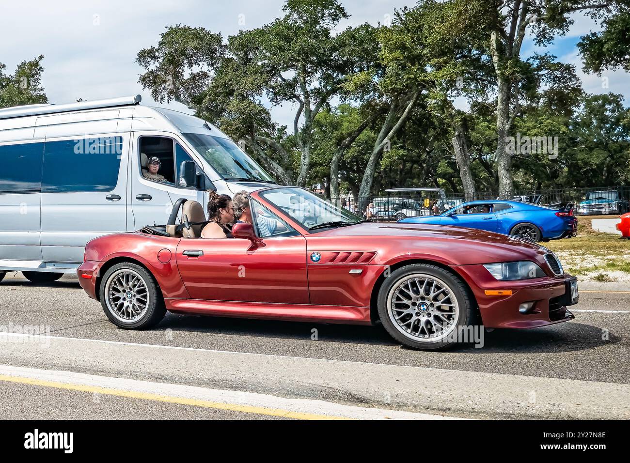Gulfport, MS - 7 ottobre 2023: Vista laterale grandangolare di una BMW Z3 2,8 Roadster del 2000 in una fiera automobilistica locale. Foto Stock
