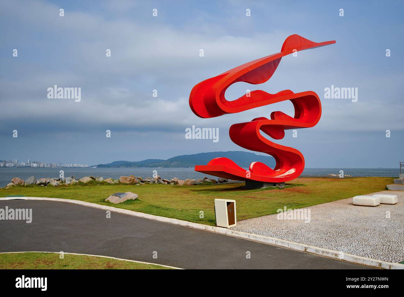 Santos, SP, Brasile - 09 aprile 2024: Cartolina di Santos, la scultura dell'artista visivo Tomie Ohtake che celebra i festeggiamenti dei 100 anni del Giappone Foto Stock