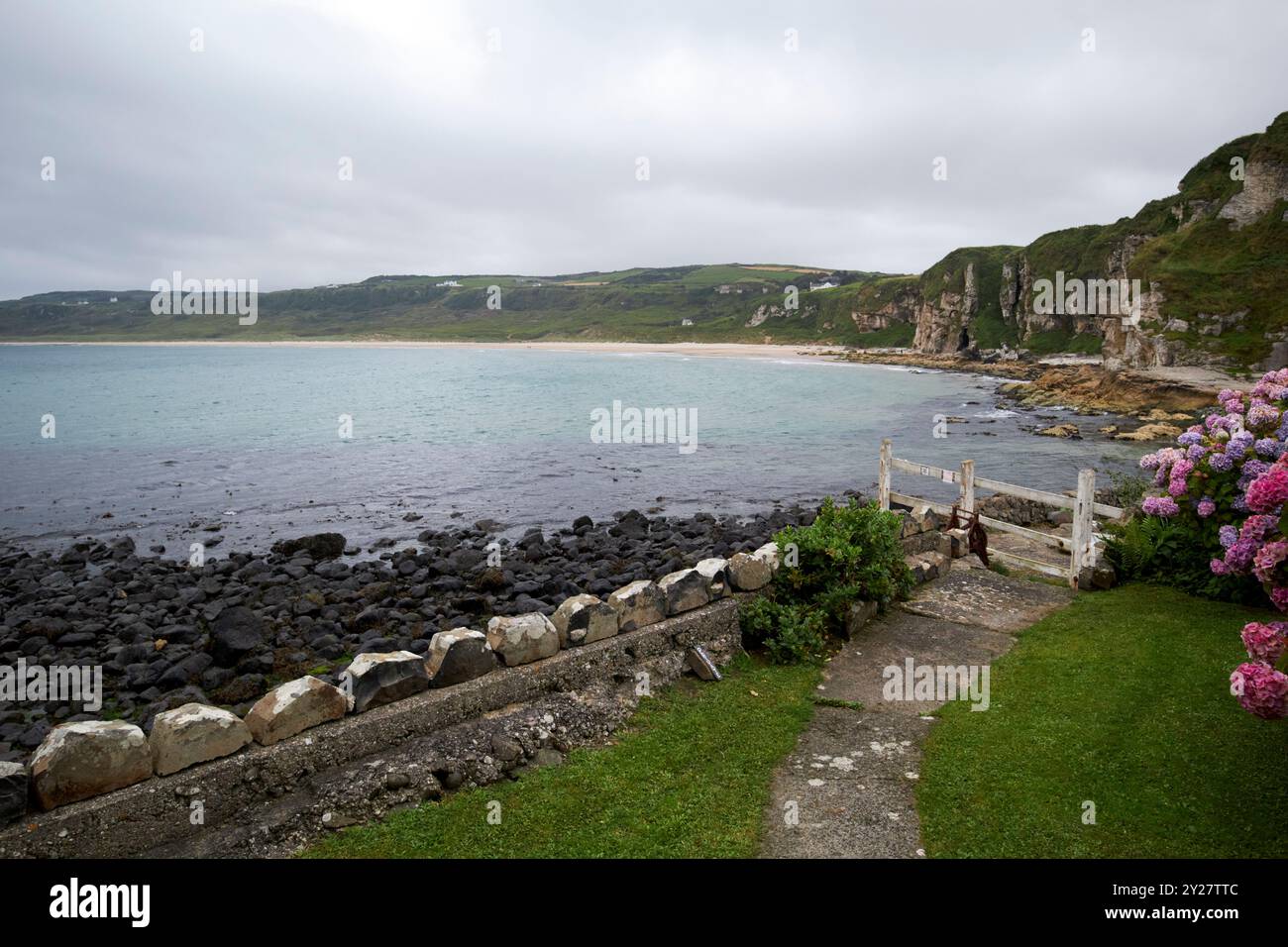 vista della baia di white park dal porto di portbradden, sulla costa settentrionale dell'irlanda del nord, regno unito Foto Stock