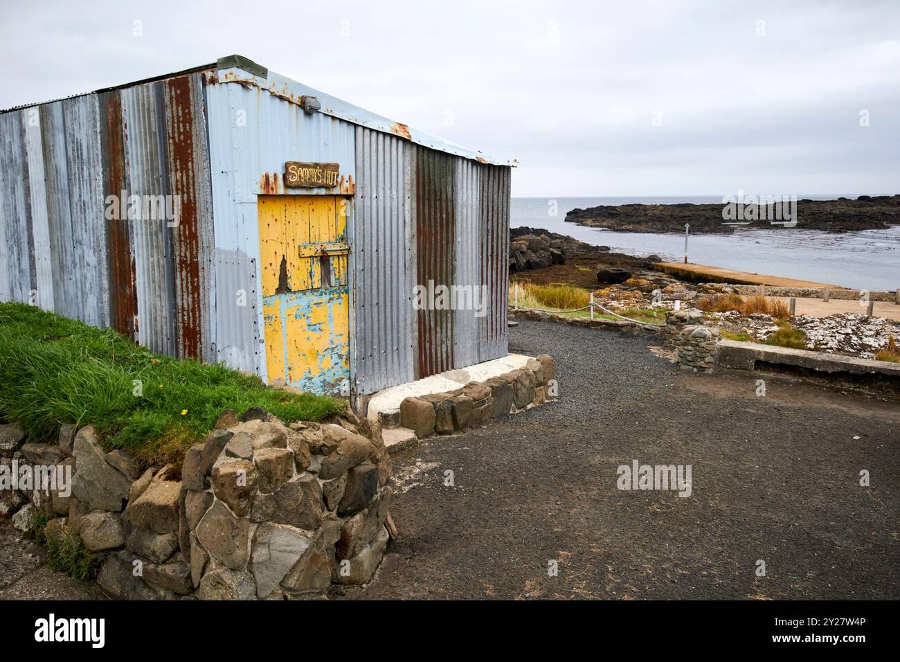 capanna per il deposito delle spiagge realizzata con sammiferi in ferro ondulato presso il porto di dunseverick, la costa settentrionale dell'irlanda del regno unito Foto Stock