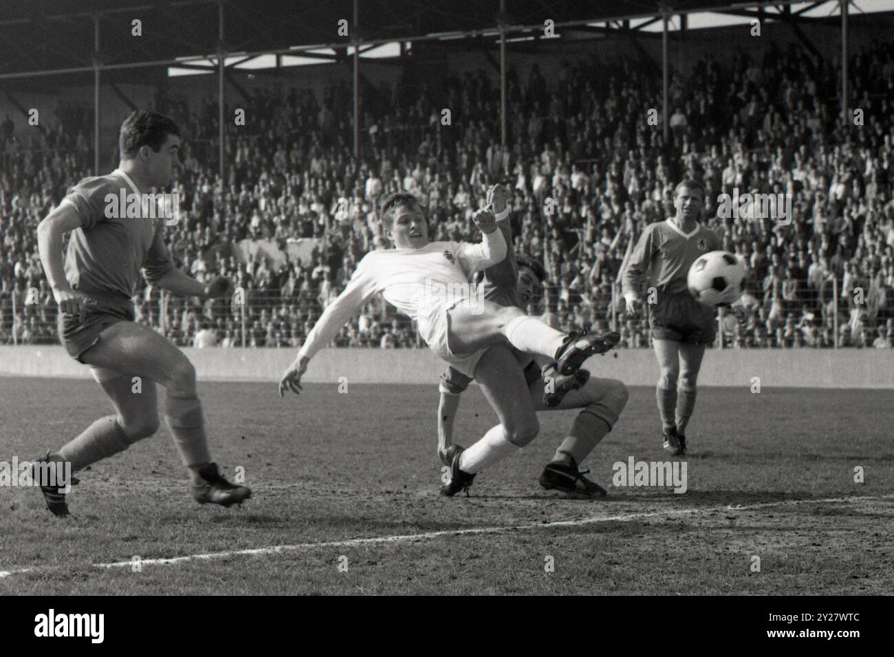 Monaco di Baviera, Germania. 27 aprile 2012. FOTO D'ARCHIVIO: Guenter NETZER avrà 80 anni il 14 settembre 2024, Jupp HEYNCKES, withte, Borussia Monchengladbach, segna il gol per segnare 0-1, Bundesliga TSV Monaco 1860 - Borussia Monchengladbach 4-3, Monaco 29 aprile 1967, azione, goal shot, foto in bianco e nero, ? Credito: dpa/Alamy Live News Foto Stock