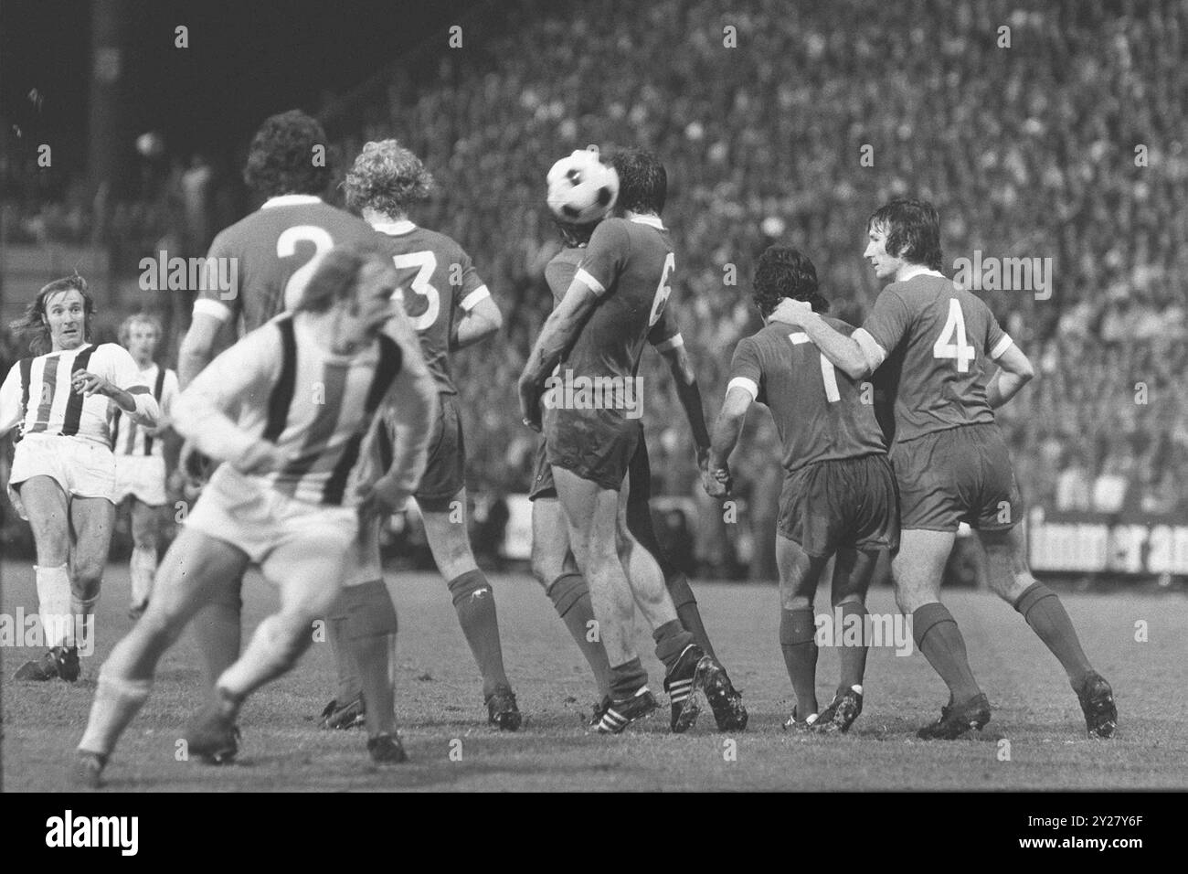 FOTO D'ARCHIVIO: Guenter NETZER avrà 80 anni il 14 settembre 2024, finale di Coppa UEFA B.. Borussia Monchengladbach - FC Liverpool 2-0 23.5.1973 FOTO 11 calcio di punizione di Guenther NETZER Â Foto Stock