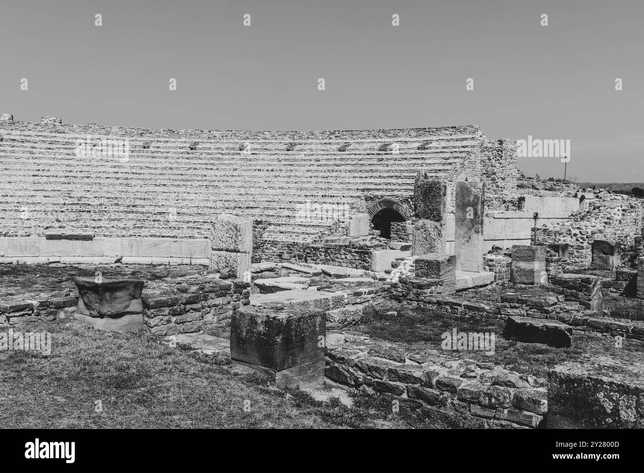 Antico anfiteatro a Stobi: Un punto di riferimento macedone sotto il cielo caldo estivo. 359 a.c. Bianco e nero. Foto Stock