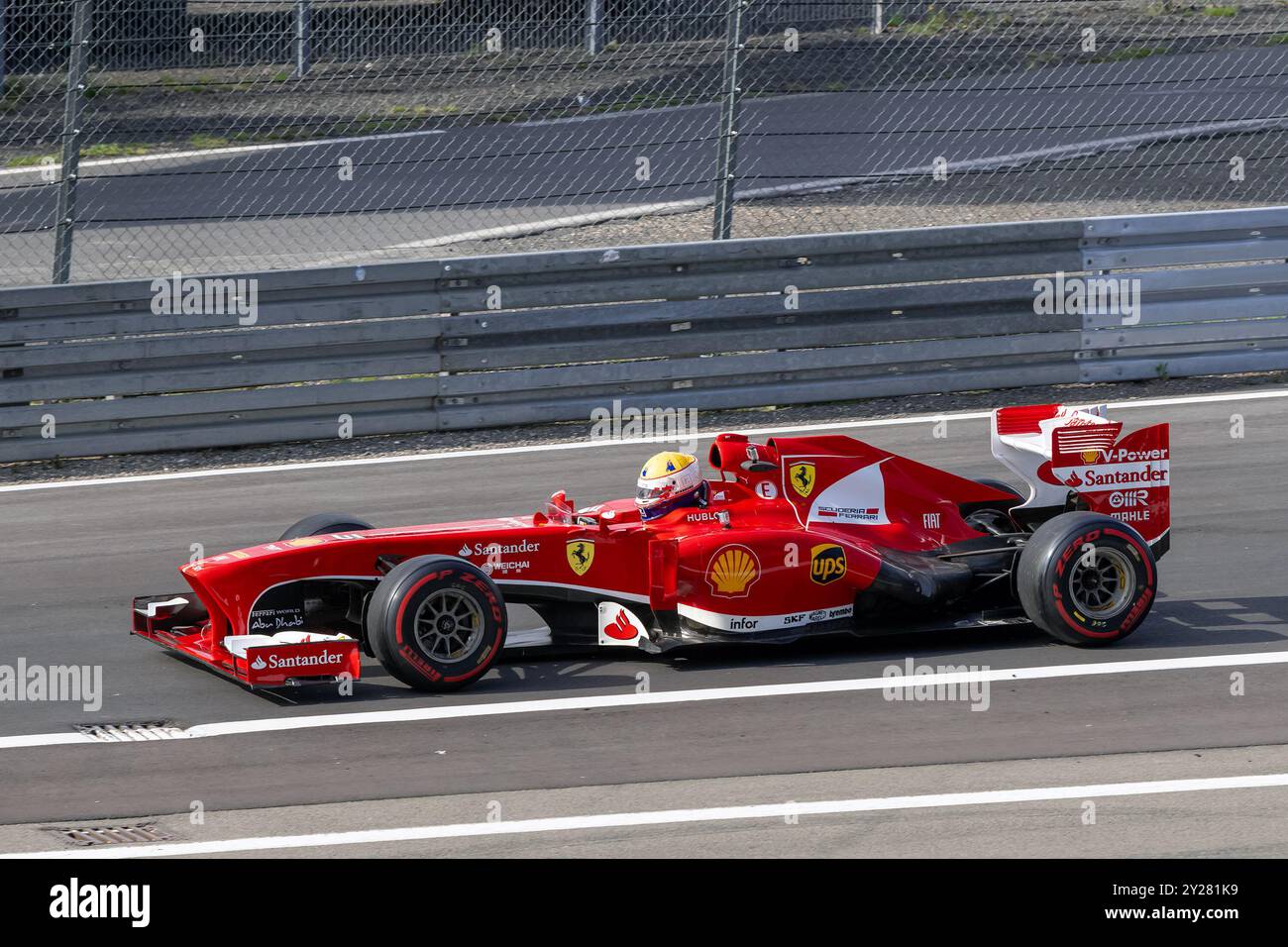 Nürburg, Germania - Nürburgring - FRD round 2024 Ferrari Challenge Europe. Formula 1 rossa Ferrari F138 che lascia la corsia dei box. Foto Stock