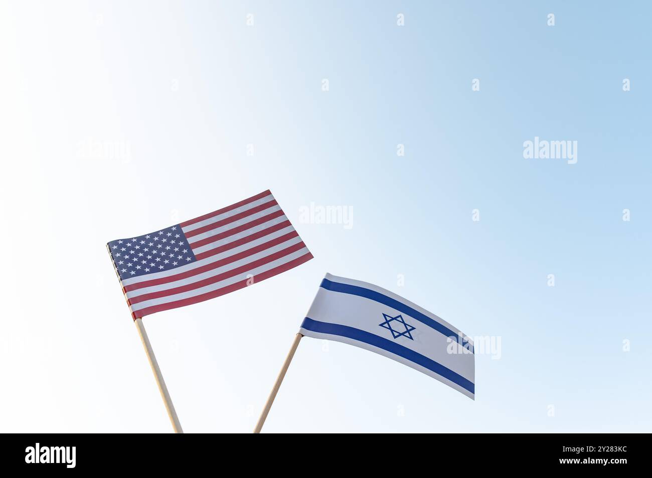 Bandiere di Stati Uniti e Israele sulla bandiera sullo sfondo del cielo blu. Copia spazio per il testo. Disegno, modello piano orizzontale foto di alta qualità Foto Stock