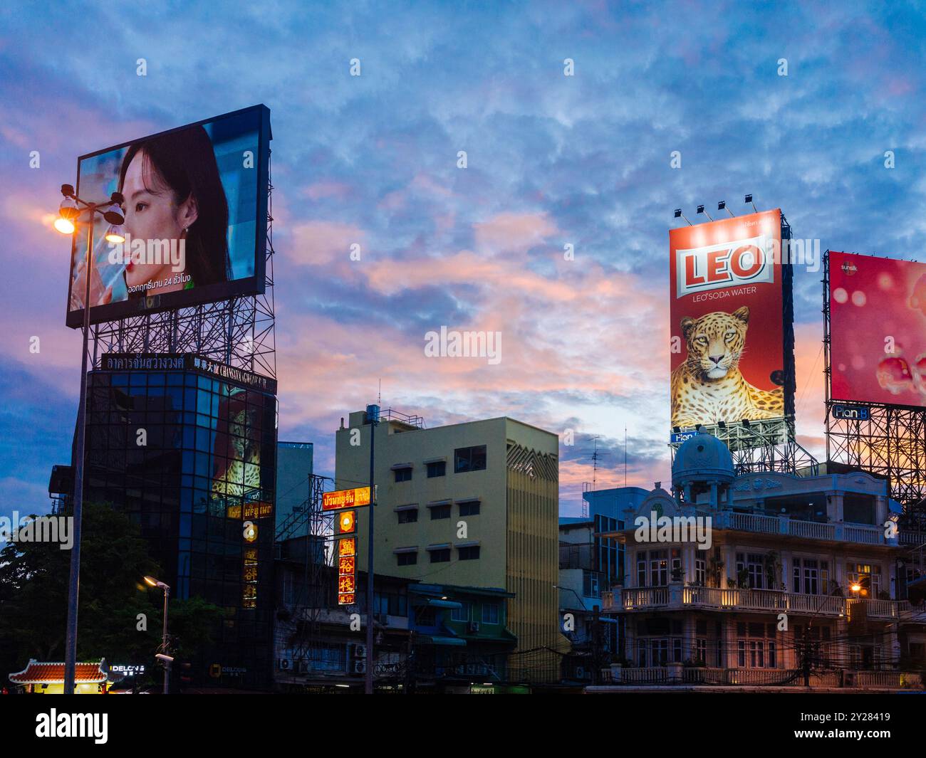 Atmosfera serale vicino alla stazione di Hua Lampong (Bangkok/Thailandia) Foto Stock