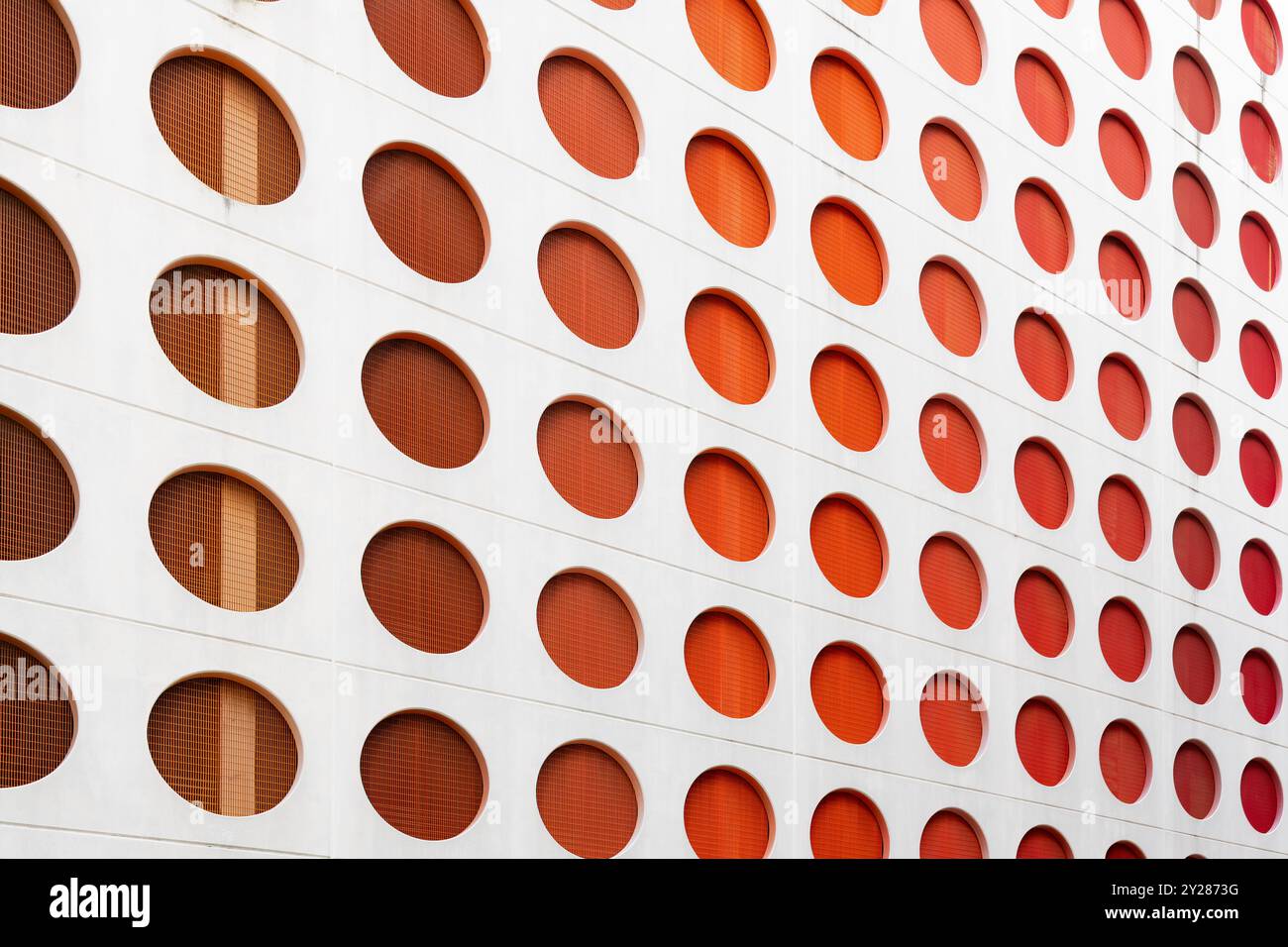 Dettagli architettonici di un edificio moderno con motivi circolari nel quartiere Brickell del centro di Miami Foto Stock