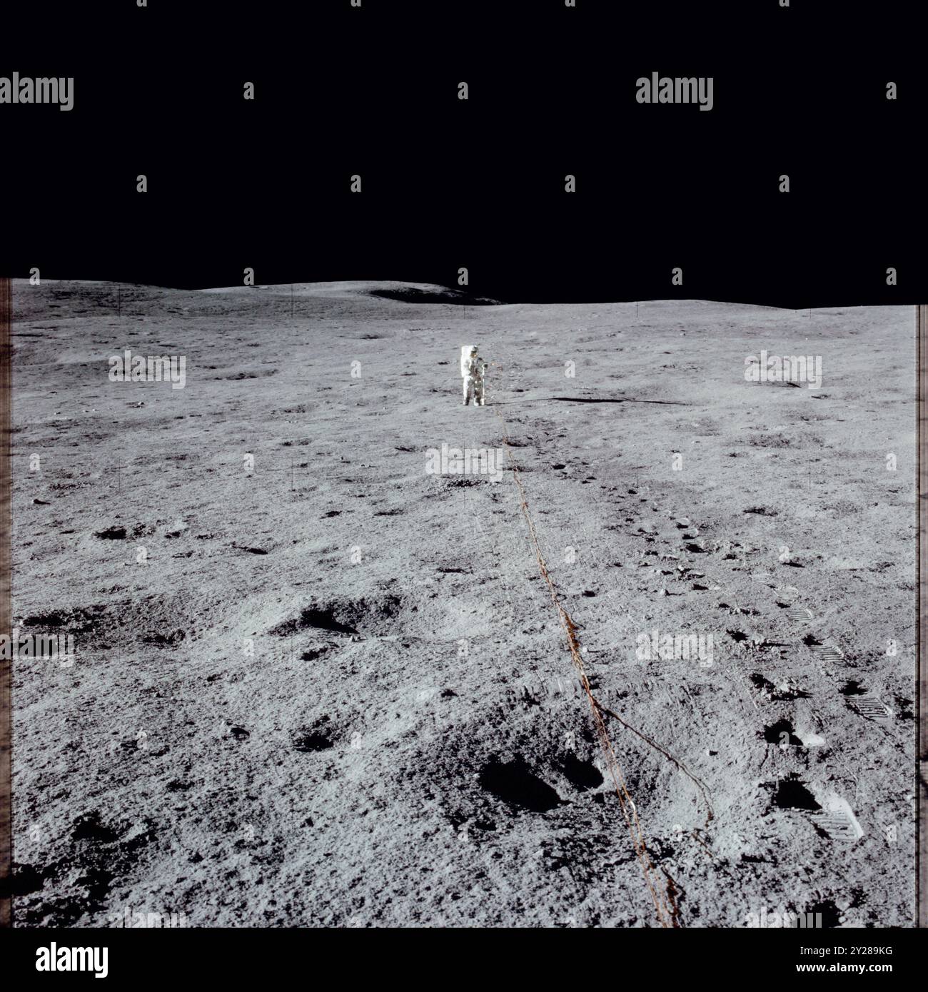 L'astronauta dell'Apollo 14 Edgar Mitchell delinea la linea del geofono sulla superficie lunare durante i test sismici lunari del 5 febbraio 1971. Crediti: NASA / Alan Shepard / Futuras Fotos Foto Stock