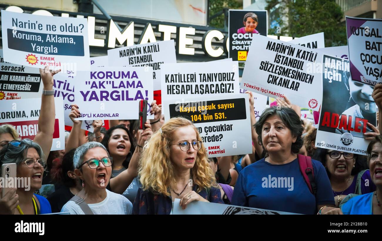 Protesta per l'omicidio di Narin Guran l'omicidio di Narin Guran, una bambina di 8 anni che è stata messa a riposo oggi, ha causato grande dolore in tutto il paese ed è stata protestata da varie piattaforme femminili. L'indagine sulla morte di Narin Guran, scomparso a Diyarbakir il 21 agosto e il cui corpo senza vita è stato trovato in un corso d'acqua ieri, è in corso dalla Procura capo di Diyarbakir. Nell'ambito delle indagini sulla morte di Narin Guran, 24 persone sono state arrestate e suo zio è stato arrestato. Izmir Konak Turchia Turchia Copyright: XIdilxToffolox DSC08822 Foto Stock