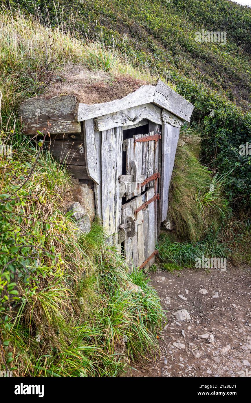 Hawker's Hut - minuscola capanna in legno con tetto in erba sul bordo della scogliera a Morwenstow, Cornovaglia, Regno Unito, il 2 settembre 2024. Foto Stock