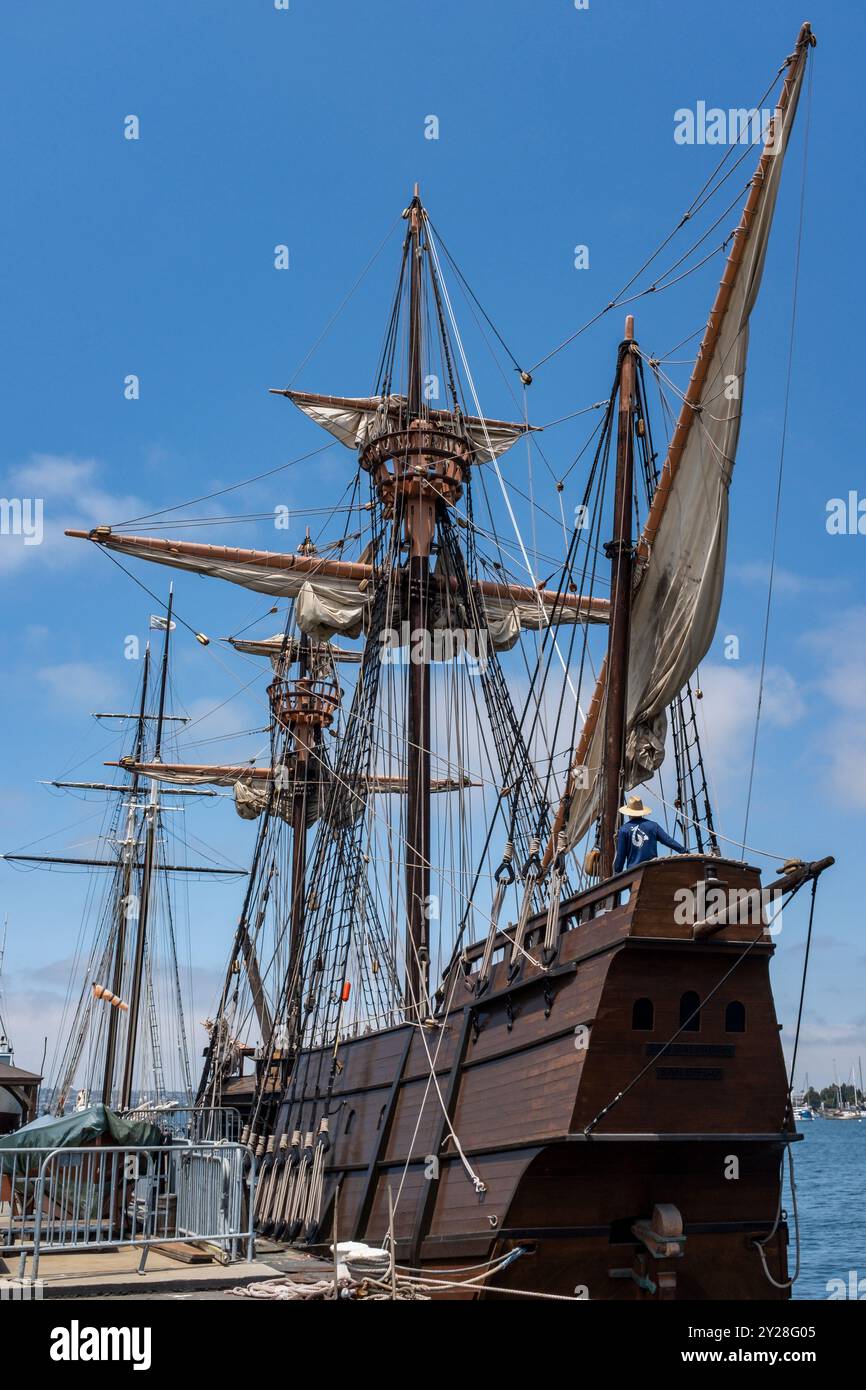 La replica della fregata e l'attrazione turistica HMS Surprise ormeggiata al San Diego Maritime Museum nella soleggiata California Foto Stock