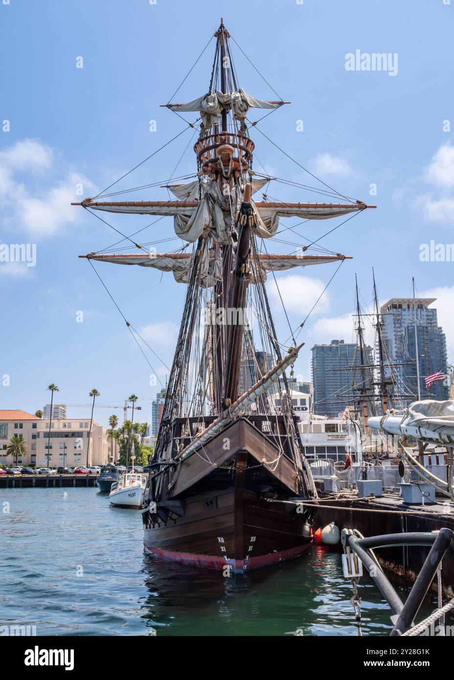 La replica della fregata e l'attrazione turistica HMS Surprise ormeggiata al San Diego Maritime Museum nella soleggiata California Foto Stock