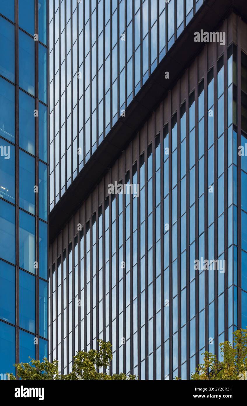 KTW - edifici per uffici Neomodern a Katowice, capitale del Voivodato di Slesia, Polonia. Giorno. Layout verticale Foto Stock
