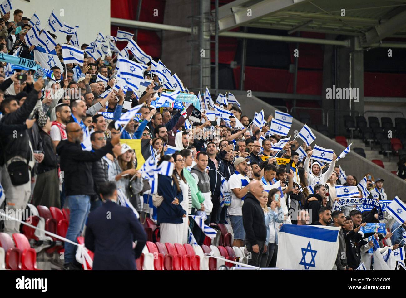 Tifosi israeliani durante la partita di UEFA Nations League tra Italia e Israele il 9 settembre 2024 allo stadio Bozsik Arena di Budapest, Ungheria Foto Stock